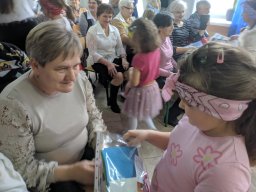 "Babci i Dziadka - przyznać to trzeba. Każdemu dziecku w życiu potrzeba!"