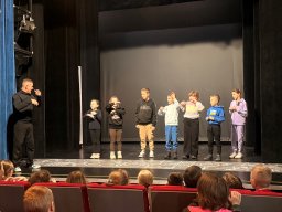 Wycieczka klas IV-VIII do teatru Lalki i Aktora w Łomży