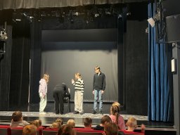 Wycieczka klas IV-VIII do teatru Lalki i Aktora w Łomży