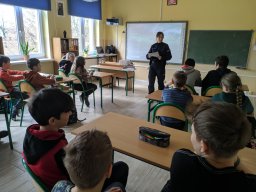 Wizyta Pani Policjant w naszej szkole- numer 112 ratuje życie oraz o cyberzagrożeniach.
